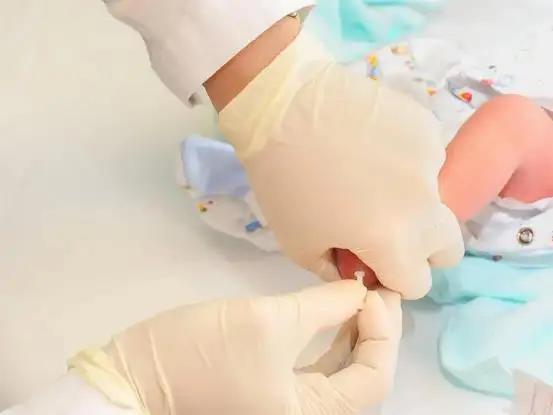 贝安健康：新生儿采足底血是检查哪些项目？